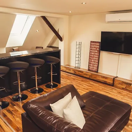 Skol S Parkiriscem Apartment *