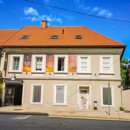 Skol S Parkiriscem Apartment